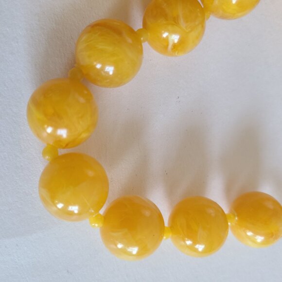 Vintage yellow round plastic Czech(?) beads necklace. Retro jewelry. - Picture 2 of 9